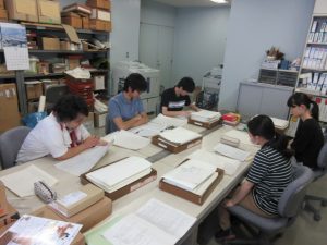 博物館実習歴史分野 ミミズ文字に悪戦苦闘の古文書目録作成 相模原市立博物館の職員ブログ