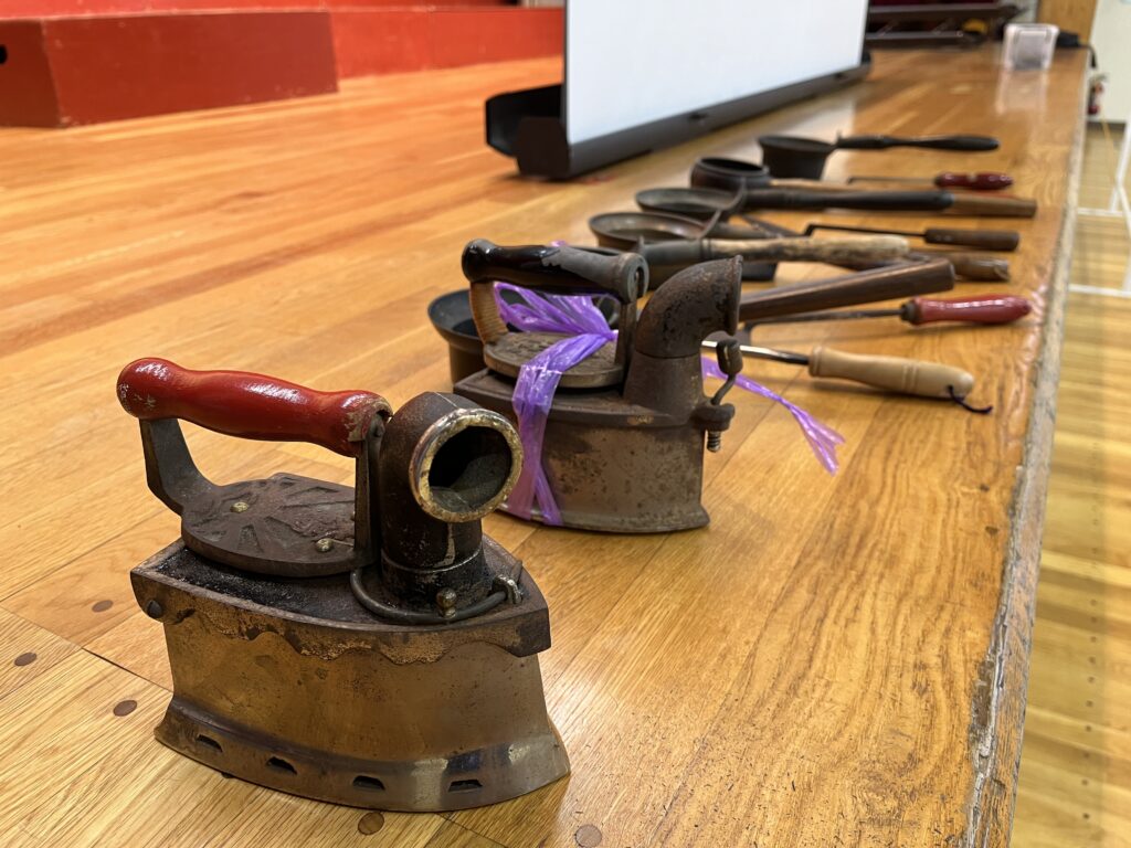 すごく大きな昔の道具 昔の道具」を使った出前授業 | 相模原市立博物館の職員ブログ